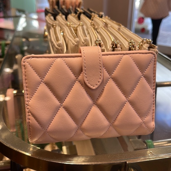 Kate Spade Carey Medium Compartment Bifold Wallet
COLOR: Conch Pink - Picture 4 of 16